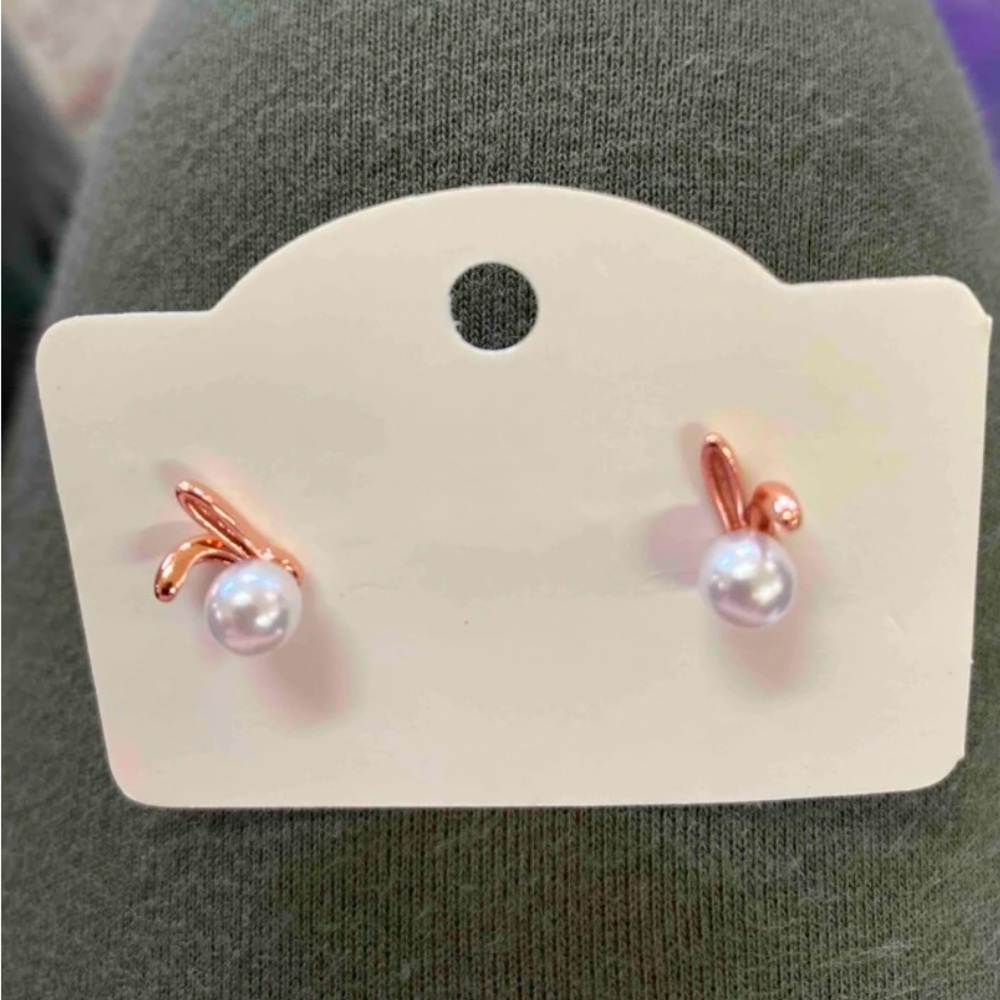 🐰 Bunny Pearl Earrings 🐰 - Picture 4 of 5
